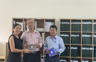 Tiếp nhận sách tặng từ TS Dương Tôn Đảm