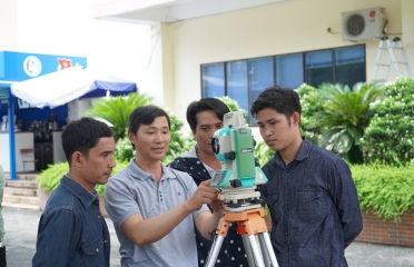 [PIC] Học viên Lớp sơ cấp nghề bậc 1 chuyên ngành Trắc địa trong giờ thực hành