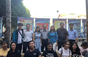 SINH VIÊN THAM QUAN TRIỂN LÃM BIỂN ĐẢO VÀ ÁO DÀI VIỆT NAM ĐI QUA NĂM THÁNG 