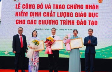 Khoa danh dự nhận Giấy chứng nhận kiểm định chất lượng chương trình đào tạo 2 ngành Công nghệ thông tin và Hệ thống thông tin